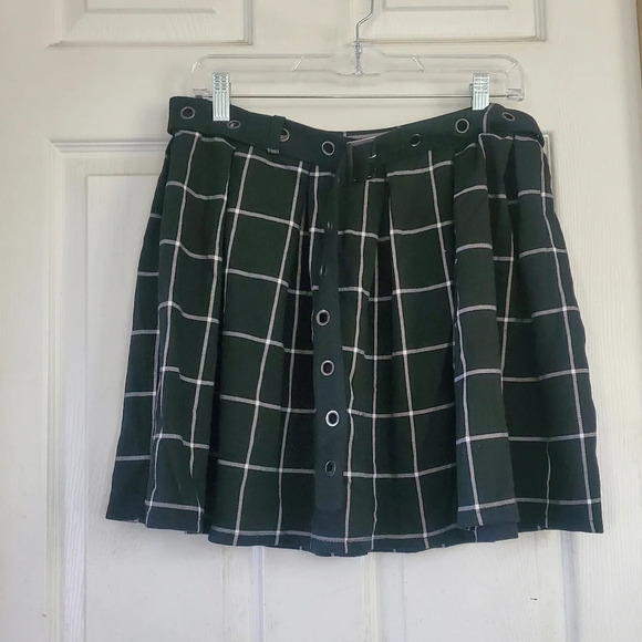 Hop Topic mini pleated goth black & white skirt, size large - Picture 4 of 5